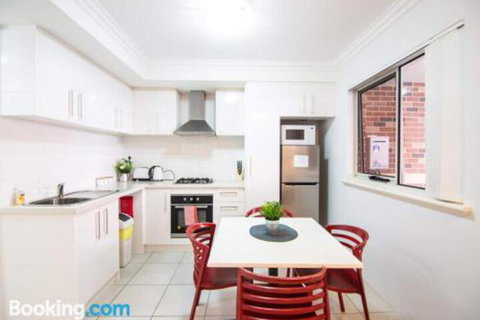Deluxe Stays McMillan Holiday Apartments With Complimentary Parking & Netflix - Foster Accommodation 5