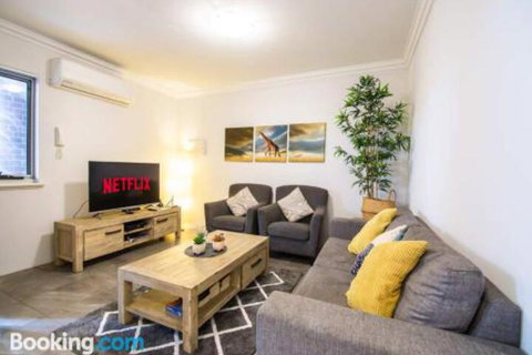 Deluxe Stays McMillan Holiday Apartments With Complimentary Parking & Netflix - Foster Accommodation 0