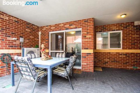 Deluxe Stays McMillan Holiday Apartments With Complimentary Parking & Netflix - Foster Accommodation 6