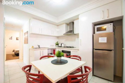 Deluxe Stays McMillan Holiday Apartments With Complimentary Parking & Netflix - Foster Accommodation 3