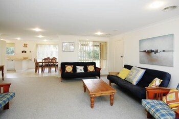 Beach Comber - Foster Accommodation 4