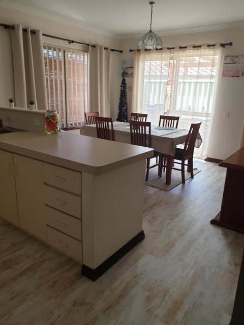 Beachside Retreat - Foster Accommodation 3