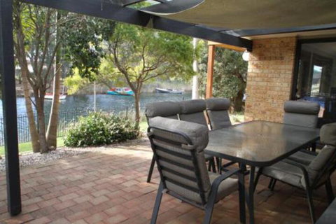 Thora Street Waterfront - Foster Accommodation 7