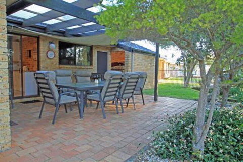 Thora Street Waterfront - Foster Accommodation 3