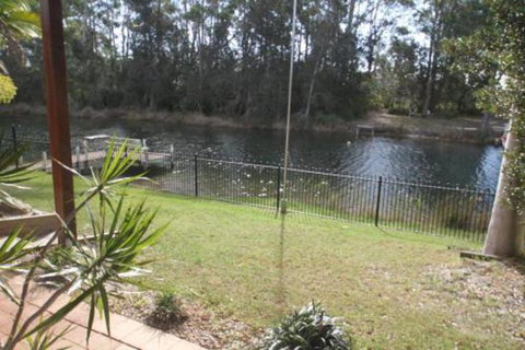 Thora Street Waterfront - Foster Accommodation 5