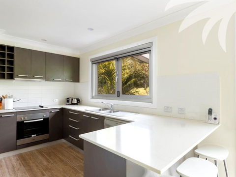 Palms House - Foster Accommodation 2