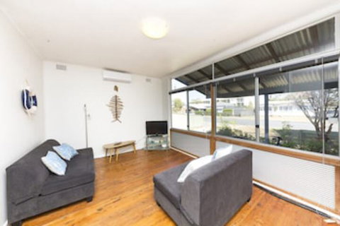 Douglas Cottage - Foster Accommodation 0