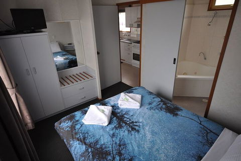 Dylene Caravan Park - 2 Br Family Cabin With Air - Foster Accommodation 6