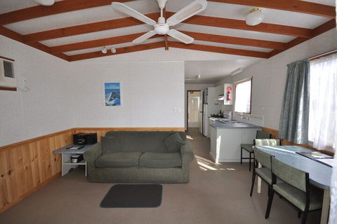 Dylene Caravan Park - 2 Br Family Cabin With Air - Foster Accommodation 4