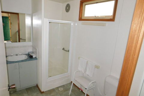 Dylene Caravan Park - 2 Br Family Cabin With Air - Foster Accommodation 5