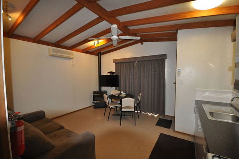 Dylene Caravan Park - 2 Br Family Cabin With Air - Foster Accommodation 7