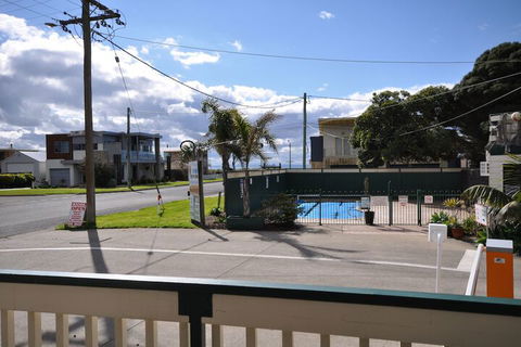 Dylene Caravan Park - 2 Br Family Cabin With Air - Foster Accommodation 3