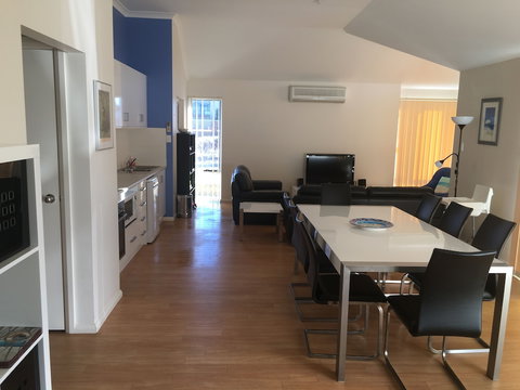 Golf And Beach Retreat - Foster Accommodation 1