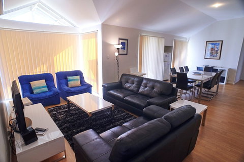 Golf And Beach Retreat - Foster Accommodation 4