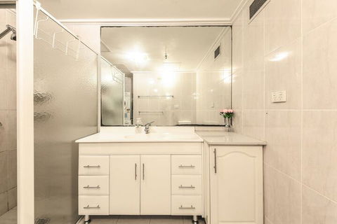 Amazing Location Cozy Stay With Parking - Foster Accommodation 5