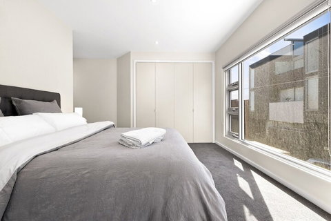 Hotham, 2BDR North Melbourne Apartment - Foster Accommodation 2