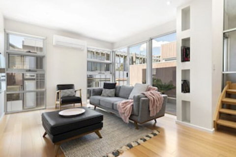 Hotham, 2BDR North Melbourne Apartment - Foster Accommodation 0