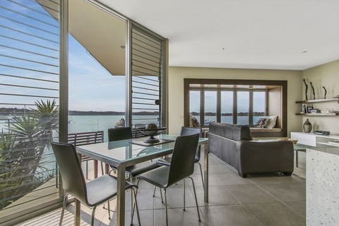 A Window On The Bay - Foster Accommodation 5