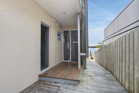 A Window On The Bay - Foster Accommodation 1