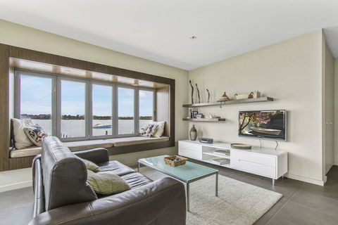 A Window On The Bay - Foster Accommodation 4