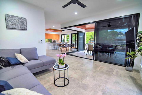 Isle Be Back Waterfront Luxury With Pool - Foster Accommodation 7