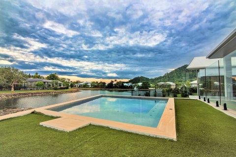 Isle Be Back Waterfront Luxury With Pool - Foster Accommodation 1