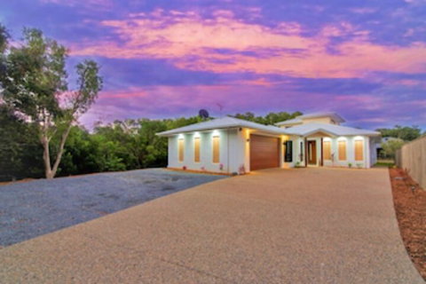 Isle Be Back Waterfront Luxury With Pool - Foster Accommodation 0