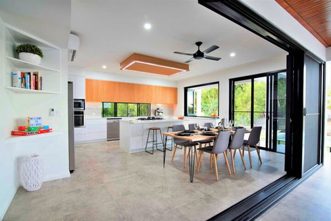 Isle Be Back Waterfront Luxury With Pool - Foster Accommodation 2