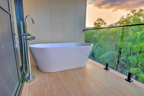 Isle Be Back Waterfront Luxury With Pool - Foster Accommodation 3