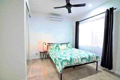 Isle Be Back Waterfront Luxury With Pool - Foster Accommodation 6