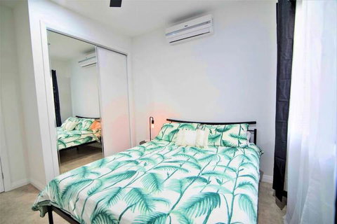 Isle Be Back Waterfront Luxury With Pool - Foster Accommodation 5