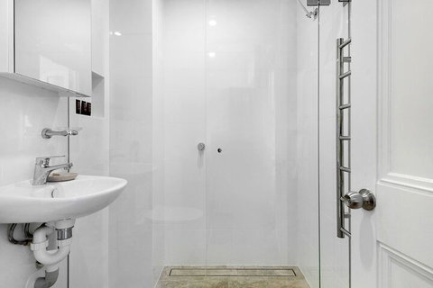 Coachhouse On The Beach - Foster Accommodation 2