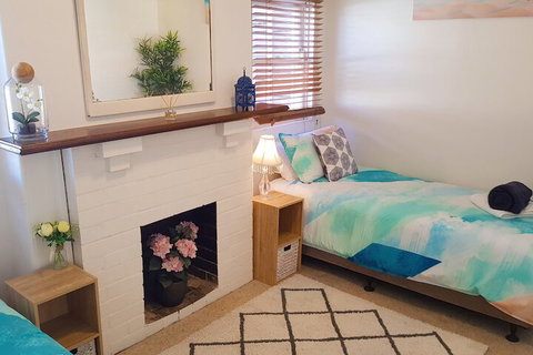 Coachhouse On The Beach - Foster Accommodation 7