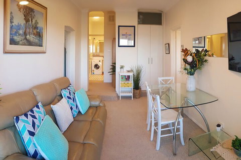 Coachhouse On The Beach - Foster Accommodation 1