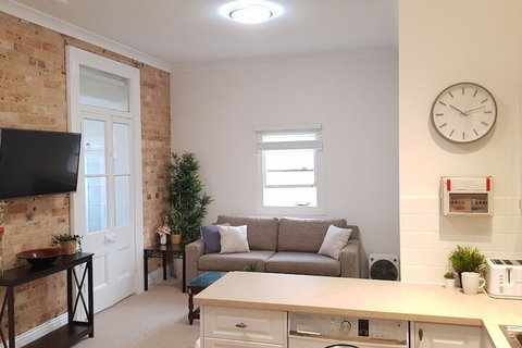 Coachhouse On The Beach - Foster Accommodation 5