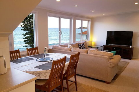 Coachhouse On The Beach - Foster Accommodation 6