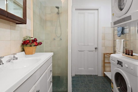 Coachhouse On The Beach - Foster Accommodation 4