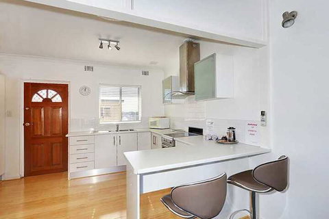SUMMER BREEZE - Holiday And Business Accommodation - Foster Accommodation 5