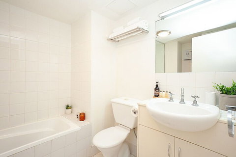 Urban Rest The Pelican - Foster Accommodation 5