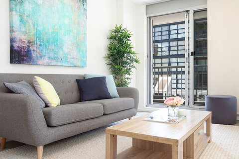 Urban Rest The Pelican - Foster Accommodation 1