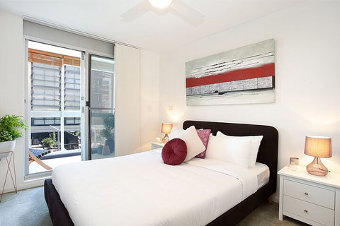 Urban Rest The Pelican - Foster Accommodation 3