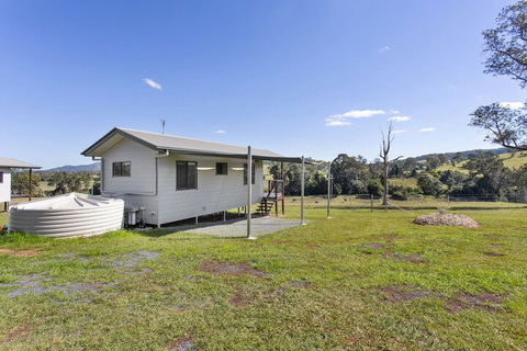 Valley Cabins By The Creek - Foster Accommodation 3