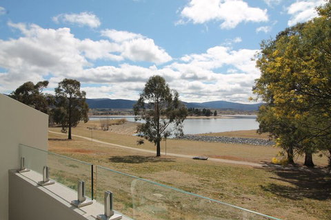 115 Horizons - Lake Jindabyne Waterfront - Foster Accommodation 4