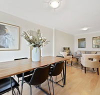 HomeHotel Luxury Close to Train Station - Foster Accommodation