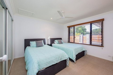 Gold Coast Stunning Waterfront Retreat By Hostrelax - Foster Accommodation 3