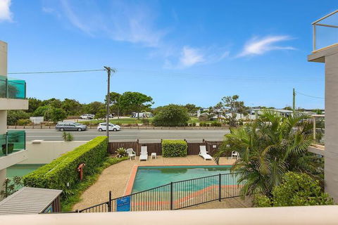 BEACH BLISS LUXURIOUS APARTMENT With POOL - Foster Accommodation 1