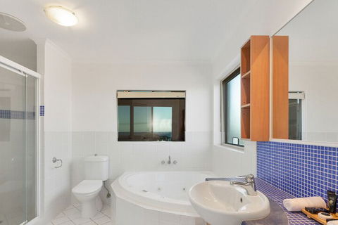 EXCLUSIVE OCEAN VIEW PENTHOUSE On MARINE PARADE - Foster Accommodation 5