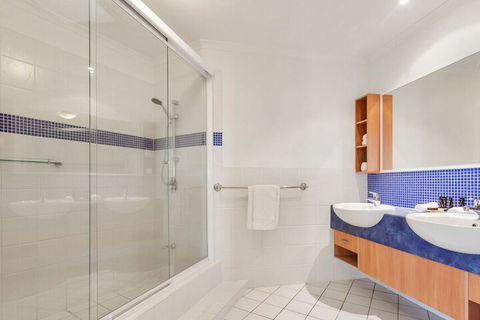EXCLUSIVE OCEAN VIEW PENTHOUSE On MARINE PARADE - Foster Accommodation 1