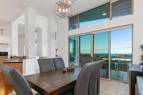 EXCLUSIVE OCEAN VIEW PENTHOUSE On MARINE PARADE - Foster Accommodation 4