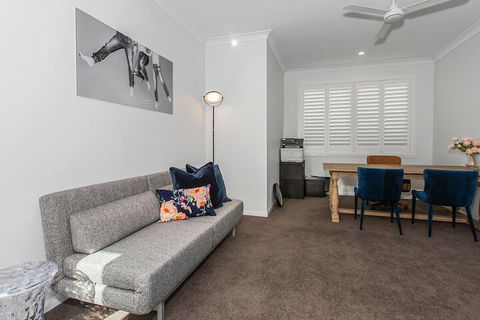 Elegant Beach House On Nautilus - Foster Accommodation 7